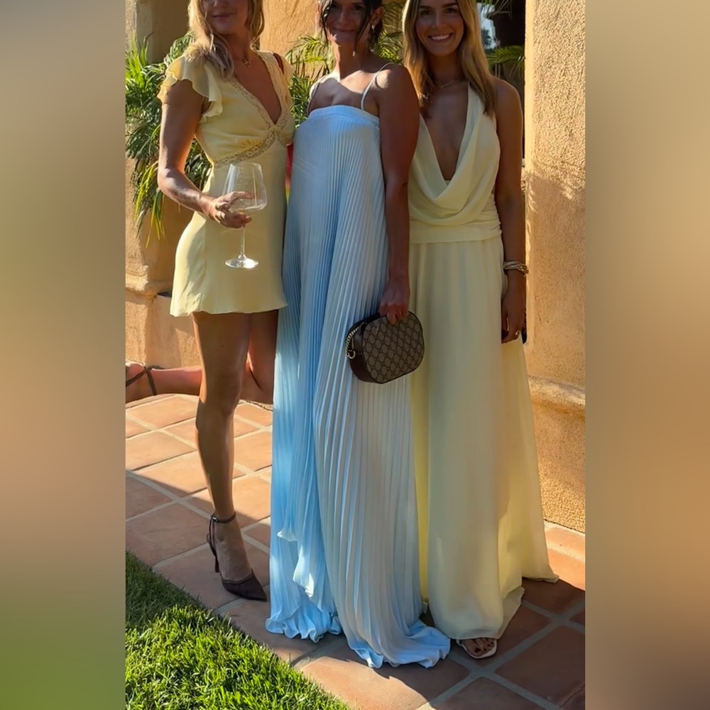 MAE GOWN
Lovers and Friends
Color: Baby Blue
Size: S - Picture 3 of 7